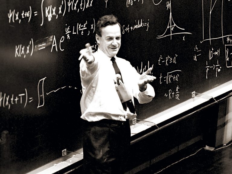 1965년 유럽입자물리연구소(CERN)에서 강연하는 리처드 파인먼. 그의 강의는 열정적인 것으로 유명했다. 도표와 방정식들이 미닫이형 2단 칠판에 가득 찰 때까지 마치 하나의 드라마처럼 강의를 기획했다고 한다. CERN 포토라이브러리 캡처