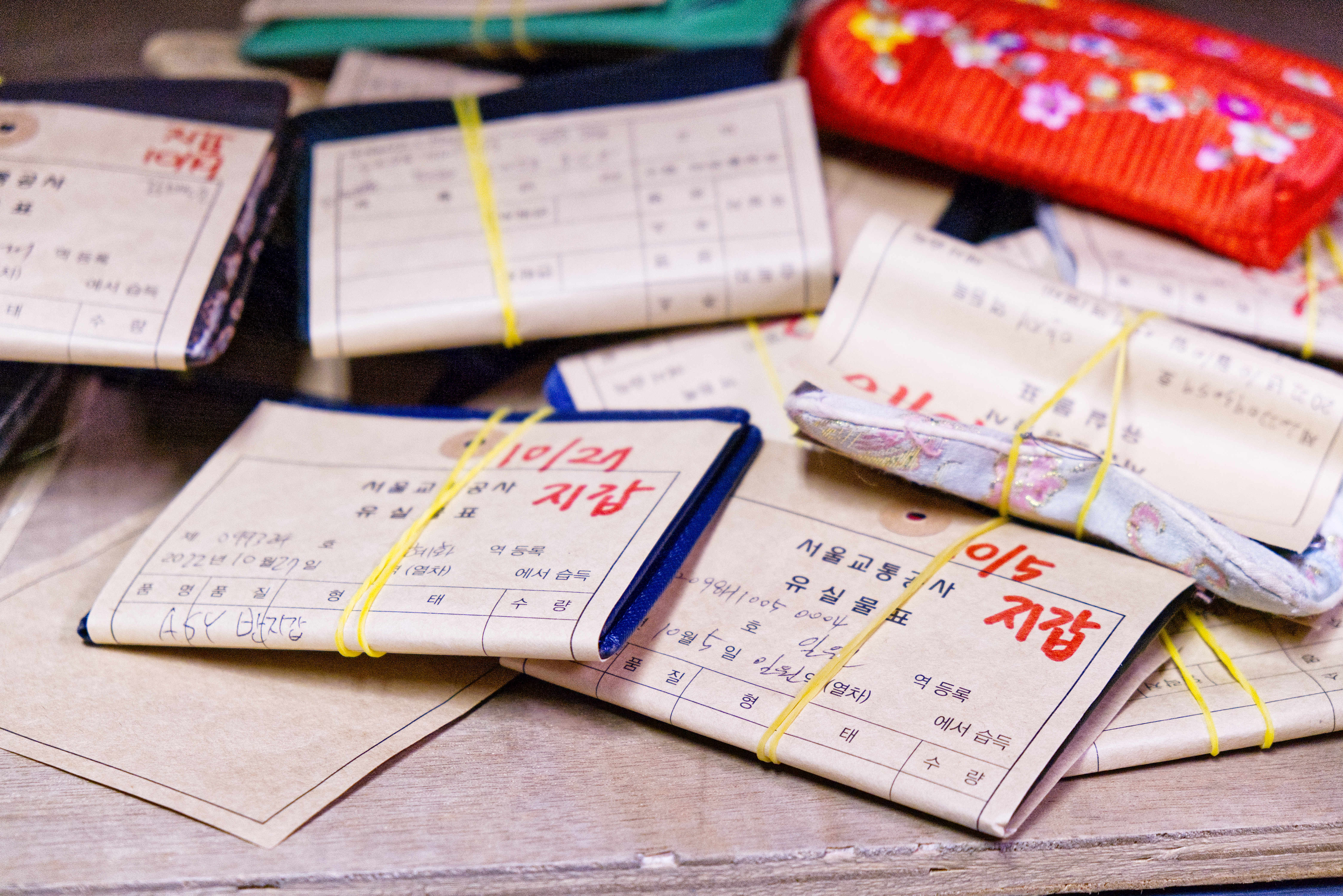 서울교통공사 지하철 유실물센터에 승객들이 분실한 지갑들이 쌓여있다. 서울시 제공