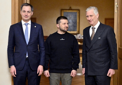 알렉산더르 더크로(왼쪽) 벨기에 총리와 필리프(오른쪽) 벨기에 국왕 사이에 볼로디미르 젤렌스키 우크라이나 대통령이 9일 서 있다. 브뤼셀 로이터 연합뉴스