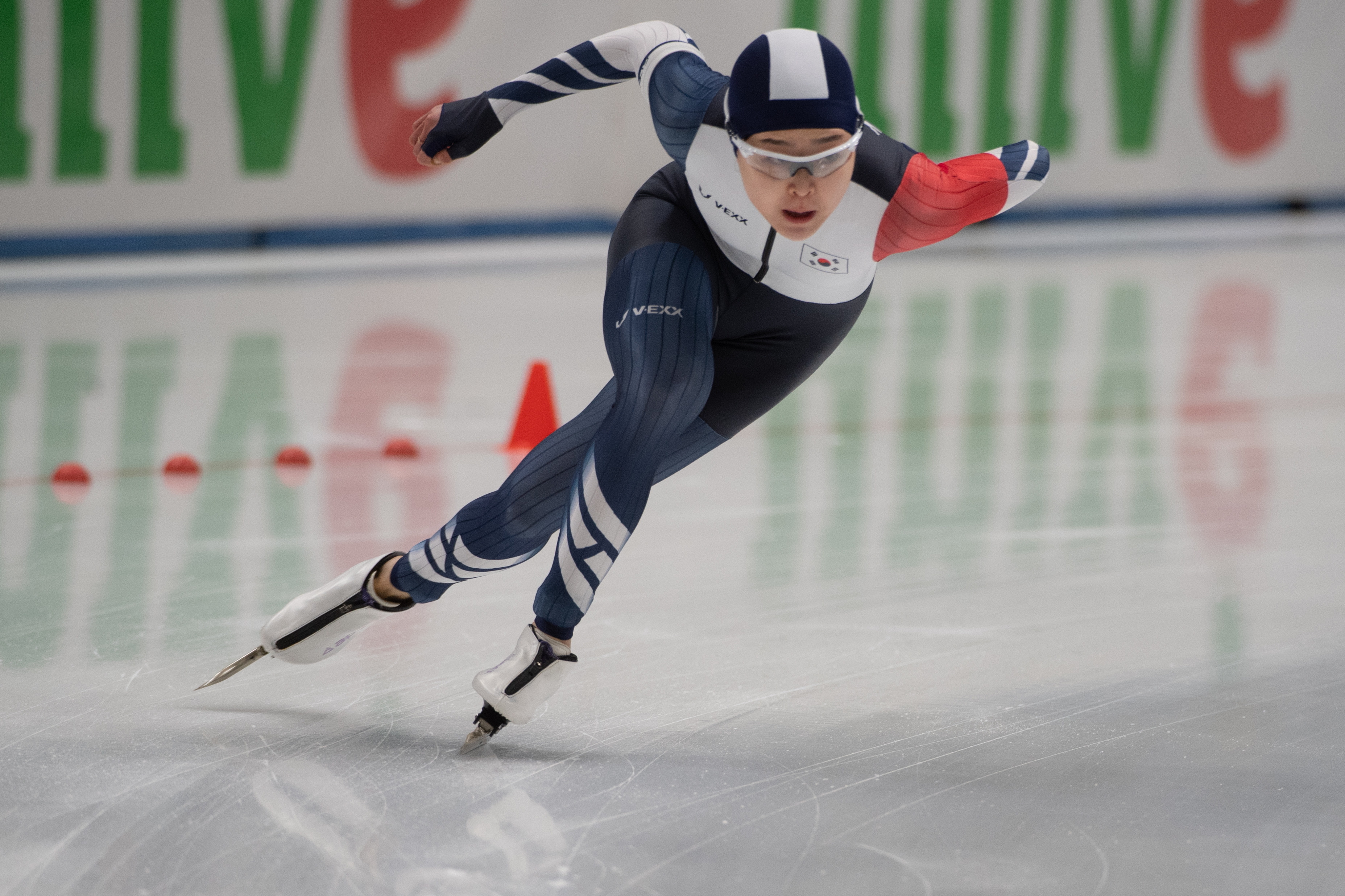 ‘신 빙속여제’ 김민선이 11일(한국시간) 폴란드에서 열린 ISU 스피드스케이팅 월드컵 여자 500m에서 금빛 질주를 하고 있다.  EPA 연합뉴스
