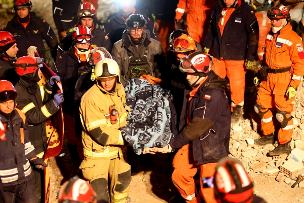 튀르키예 남부 아디야만에서 115시간 만에 구조된 여성.  2023.02.11 EPA연합뉴스