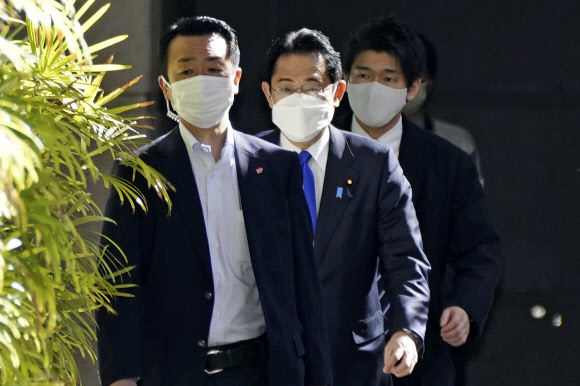 기시다 후미오(가운데) 일본 총리가 만성 부비강염(축농증) 수술을 위해 도쿄의 한 병원에 들어가고 있다. 2023.2.11 교도 AP 연합뉴스