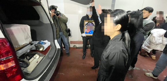 11일 오후 인천 한 장례식장에서 학대로 숨진 초등학교 5학년생 A(12)군의 발인이 진행되고 있다.  공룡 인형을 두 손에 든 아이는 가로·세로 30㎝ 정도 되는 영정 액자 속에서 해맑게 웃고 있었다. A군의 의붓어머니 B(43)씨와 친아버지 C(40)씨는 전날 각각 아동학대치사와 상습아동학대 혐의로 경찰에 구속됐다. 2023.2.11. 연합뉴스