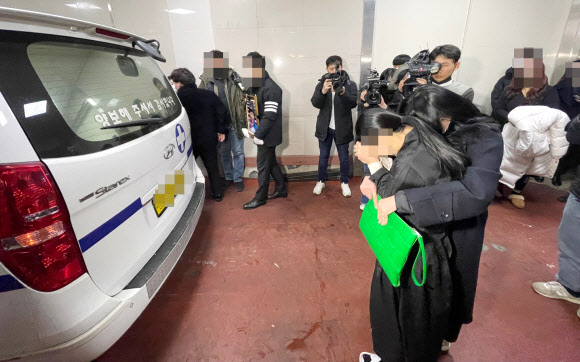 11일 오후 인천 한 장례식장에서 학대로 숨진 초등학교 5학년생 A(12)군의 발인이 진행되고 있다.  공룡 인형을 두 손에 든 아이는 가로·세로 30㎝ 정도 되는 영정 액자 속에서 해맑게 웃고 있었다. A군의 의붓어머니 B(43)씨와 친아버지 C(40)씨는 전날 각각 아동학대치사와 상습아동학대 혐의로 경찰에 구속됐다. 2023.2.11 연합뉴스