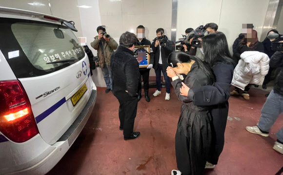 11일 오후 인천 한 장례식장에서 학대로 숨진 초등학교 5학년생 A(12)군의 발인이 진행되고 있다.  공룡 인형을 두 손에 든 아이는 가로·세로 30㎝ 정도 되는 영정 액자 속에서 해맑게 웃고 있었다. A군의 의붓어머니 B(43)씨와 친아버지 C(40)씨는 전날 각각 아동학대치사와 상습아동학대 혐의로 경찰에 구속됐다. 2023.2.11 연합뉴스