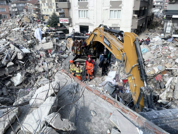 튀르키예 하타이주 안타키아 지역에서 생존자 구조 활동 등을 수행중인 대한민국 긴급구호대의 모습. 2023.2.11. 대한민국 긴급구호대 제공