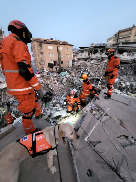 튀르키예 하타이주 안타키아 지역에서 생존자 구조 활동 등을 수행중인 대한민국 긴급구호대의 모습. 2023.2.11. 대한민국 긴급구호대 제공