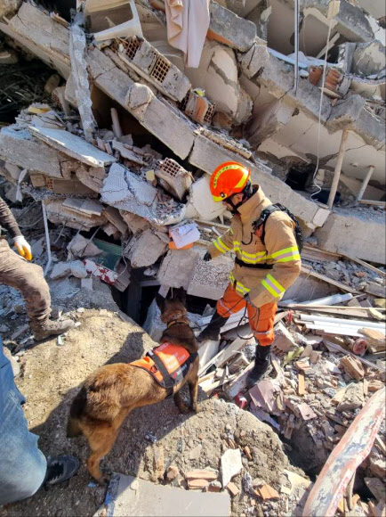 튀르키예 하타이주 안타키아 지역에서 생존자 구조 활동 등을 수행중인 대한민국 긴급구호대의 모습. 2023.2.11. 대한민국 긴급구호대 제공