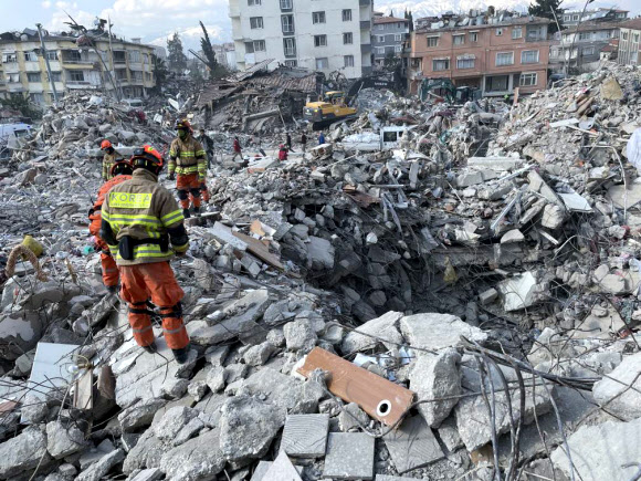 튀르키예 하타이주 안타키아 지역에서 생존자 구조 활동 등을 수행중인 대한민국 긴급구호대의 모습. 2023.2.11. 대한민국 긴급구호대 제공