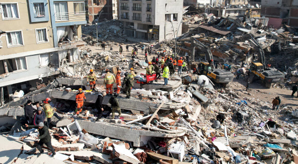 10일 오후(현지시간) 튀르키예 하타이 안타키아 시내에서 한국긴급구호대(KDRT)가 구조 및 희생자 수습작업을 하고 있다. 2023.2.11 연합뉴스