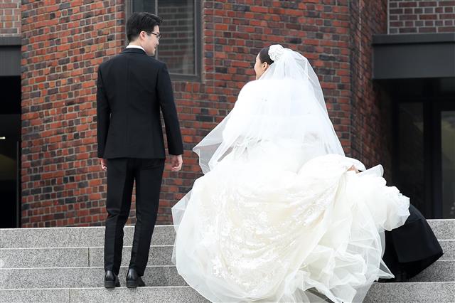 정몽규 HDC그룹 회장의 장남 정준선 카이스트 교수가 11일 오후 서울 중구 정동제일교회에 신부와 함께 도착해 결혼식장으로 향하고 있다. 2023.2.11. 뉴스1