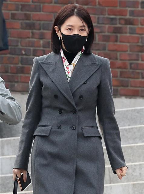 배우 이영애가 11일 오후 서울 중구 정동제일교회에서 열린 정몽규 HDC그룹 회장의 장남 정준선 카이스트 교수의 결혼식에 남편 정호영 한국레이컴 전 회장과 함께 참석한 뒤 식장을 나서고 있다. 2023.2.11. 뉴스1