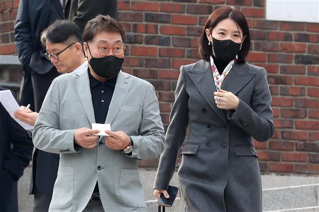 배우 이영애와 남편 정호영 한국레이컴 전 회장이 11일 오후 서울 중구 정동제일교회에서 열린 정몽규 HDC그룹 회장의 장남 정준선 카이스트 교수의 결혼식에 참석한 뒤 식장을 나서고 있다. 2023.2.11. 뉴스1