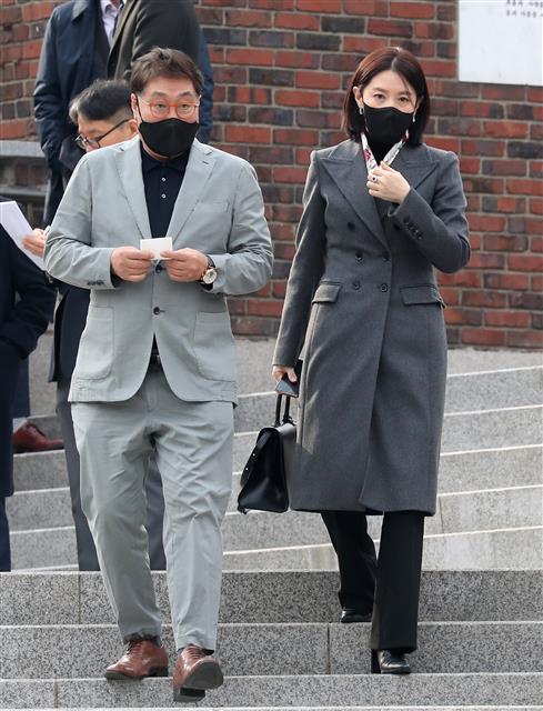 배우 이영애와 남편 정호영 한국레이컴 전 회장이 11일 오후 서울 중구 정동제일교회에서 열린 정몽규 HDC그룹 회장의 장남 정준선 카이스트 교수의 결혼식에 참석한 뒤 식장을 나서고 있다. 2023.2.11. 뉴스1