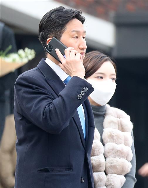 정기선 HD현대 사장 부부가 11일 오후 서울 중구 정동제일교회에서 열린 정몽규 HDC그룹 회장의 장남 정준선 카이스트 교수의 결혼식에 참석한 뒤 식장을 나서고 있다. 2023.2.11. 뉴스1