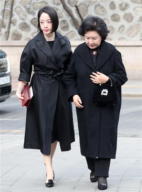 정대선 HN그룹 사장의 아내 노현정 전 아나운서가 시어머니 이행자 여사와 함께 11일 오후 서울 중구 정동제일교회에서 열린 정몽규 HDC그룹 회장의 장남 정준선 카이스트 교수의 결혼식에 참석하고 있다. 2023.2.11. 뉴스1