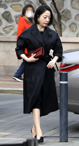 노현정 전 KBS 아나운서가 11일 오후 서울 중구 정동제일교회에서 열린 정몽규 HDC그룹 회장의 장남 정준선 교수 결혼식에 참석하고 있다. 2023.02.11. 뉴시스