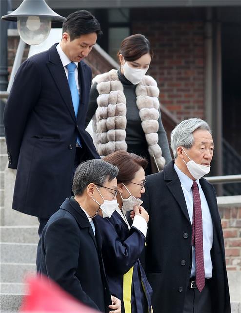 정몽규 아산재단 이사장 부부와 아들 정기선 HD현대 사장 부부가 11일 오후 서울 중구 정동제일교회에서 열린 정몽규 HDC그룹 회장의 장남 정준선 카이스트 교수의 결혼식에 참석한 뒤 식장을 나서고 있다. 2023.2.11. 뉴스1