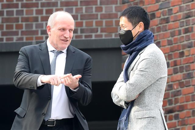 미하일 뮐러 대한축구협회 전력강화위원장과 이영표 부회장이 11일 오후 서울 중구 정동제일교회에서 열린 정몽규 HDC그룹 회장의 장남 정준선 카이스트 교수의 결혼식에 참석해 대화를 나누고 있다. 2023.2.11. 뉴스1