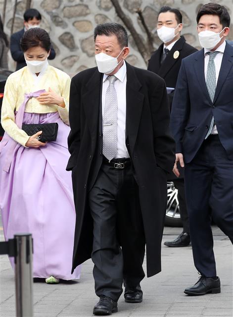 정몽훈 성우전자 회장이 11일 오후 서울 중구 정동제일교회에서 열린 정몽규 HDC그룹 회장의 장남 정준선 카이스트 교수의 결혼식에 참석하고 있다. 2023.2.11. 뉴스1