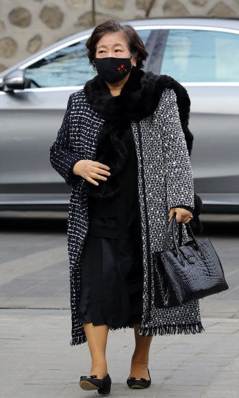 현정은 현대그룹 회장이 11일 오후 서울 중구 정동제일교회에서 열린 정몽규 HDC그룹 회장의 장남 정준선 교수 결혼식에 참석하고 있다. 2023.02.11. 뉴시스