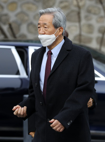 정몽준 아산재단 이사장이 11일 오후 서울 중구 정동제일교회에서 열린 정몽규 HDC그룹 회장의 장남 정준선 교수 결혼식에 참석하고 있다. 2023.02.11. 뉴시스