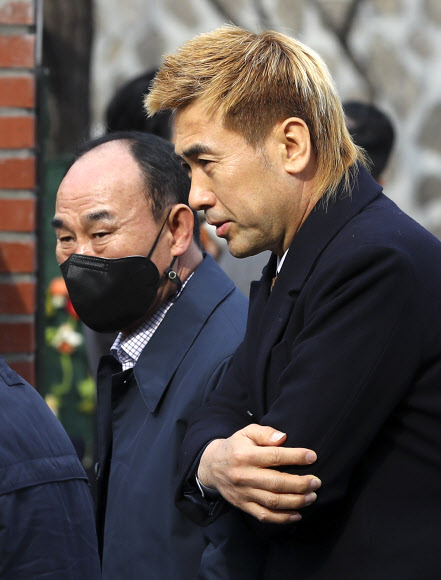 김학범 전 대한민국 올림픽대표팀 감독과 김병지 강원FC 대표가 11일 오후 서울 중구 정동제일교회에서 열린 정몽규 HDC그룹 회장의 장남 정준선 교수 결혼식에 참석하고 있다. 2023.02.11. 뉴시스