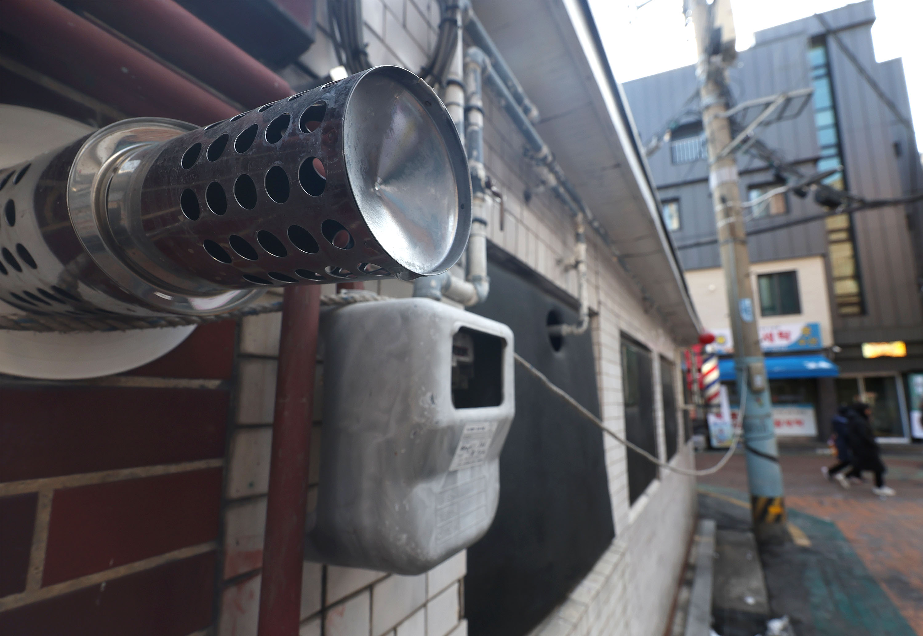 도시가스 요금 인상으로 인한 난방비 부담이 커지고 있다. 서울 시내 주택가에 설치된 보일러 연통. 연합뉴스