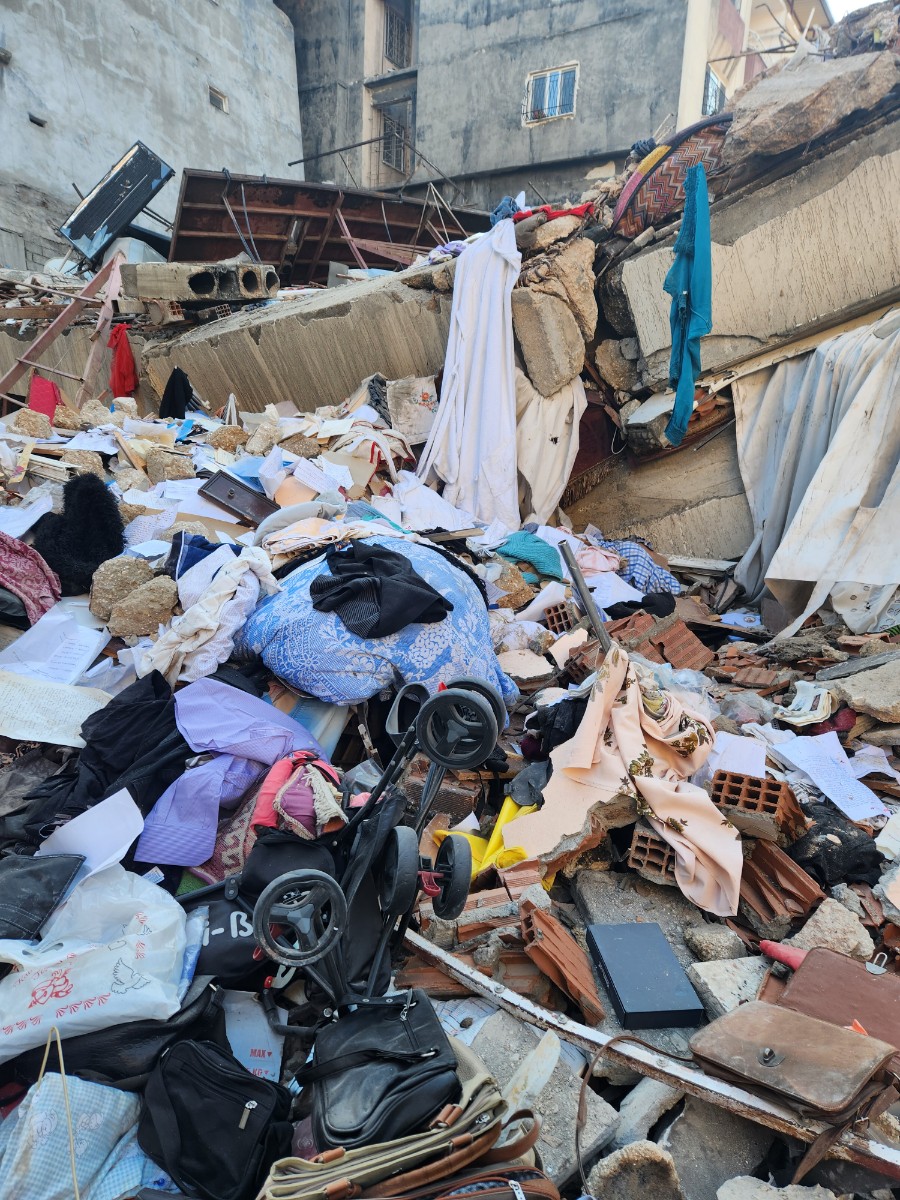 지난 10~11일(현지시간) 찾은 튀르키예 하타이주 안타키아의 모습. 지진으로 무너진 건물에 유아차가 덩그러니 놓여 있다. 안타키아 곽소영 기자