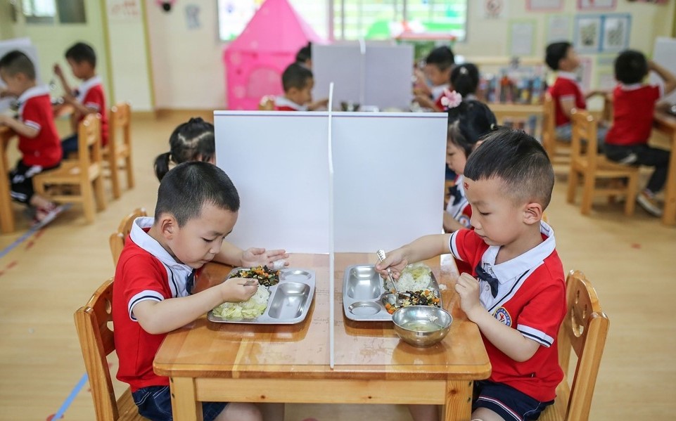 중국 후난성 융저우의 한 유치원에서 원생들이 코로나19 확산 방지 가림막이 설치된 테이블에서 밥을 먹고 있다. 서울신문 DB