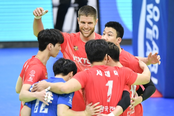 타이스(가운데)를 비롯한 한국전력 선수들이 12일 우리카드전에서 점수를 합작한 뒤 한 데 모여 기뻐하고 있다. [KOVO 제공]