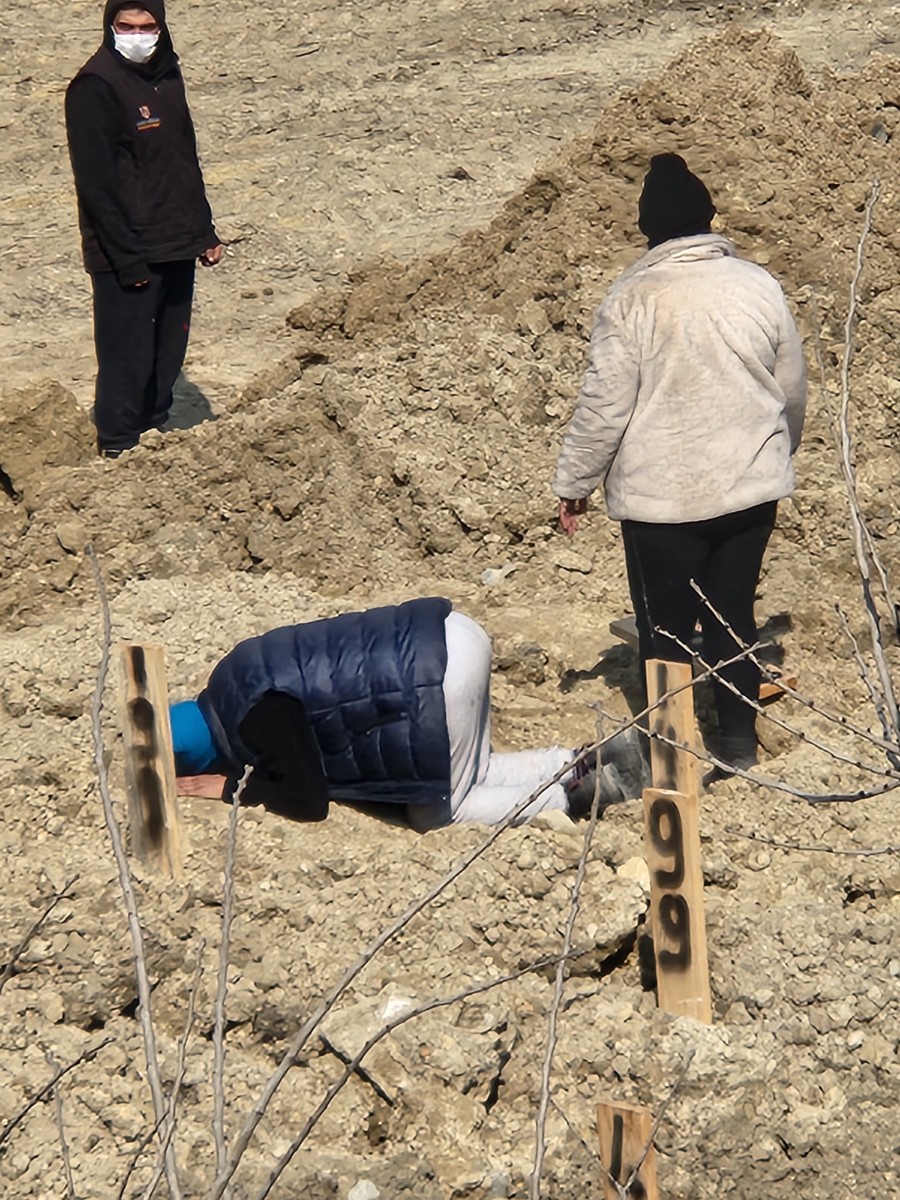 지진 이후 신원이 확인되지 않고 묻힌 묘지 위로 나무판자에 번호가 적혀 있다. 시신을 찾았다는 통보를 받고 달려온 가족들이 묘지 위에서 울부짖고 있다. 안타키아 곽소영 기자