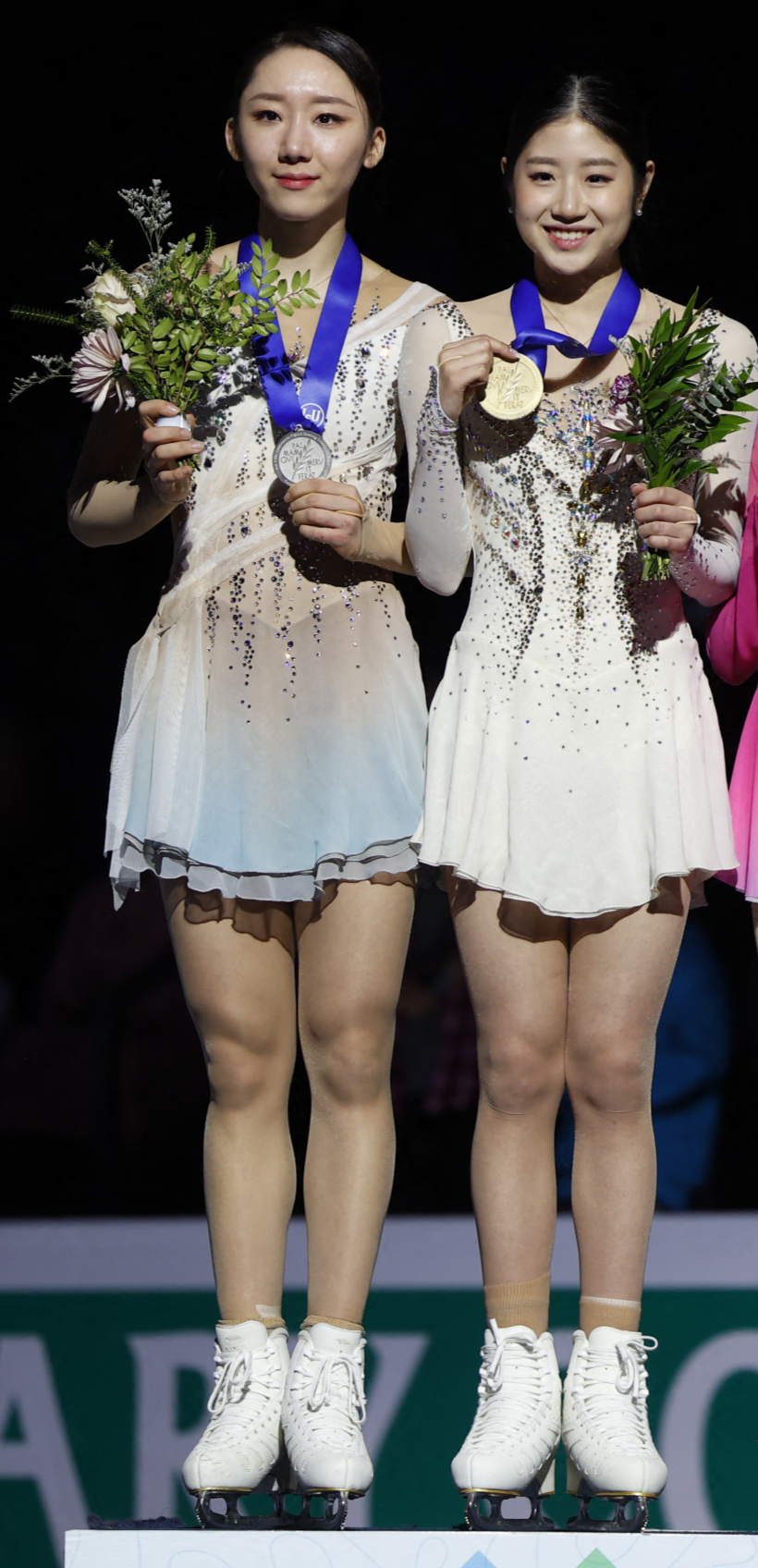 한국 여자 선수로는 김연아 이후 14년 만에 4대륙선수권에서 우승한 이해인(오른쪽)과 은메달을 딴 김예림이 메달을 들고 환하게 웃고 있는 모습. 스프링스 USA 투데이 스포츠 연합뉴스