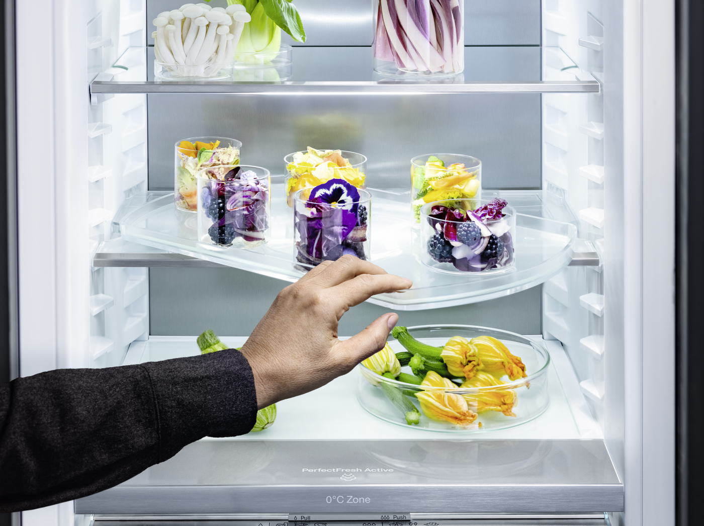 180도 회전이 가능해 뒤쪽에 놓인 식품도 손쉽게 꺼낼 수 있는 밀레의 ‘플렉시 트레이’. 밀레의 빌트인 냉장·냉동고 신제품에 장착해 쓸 수 있다.