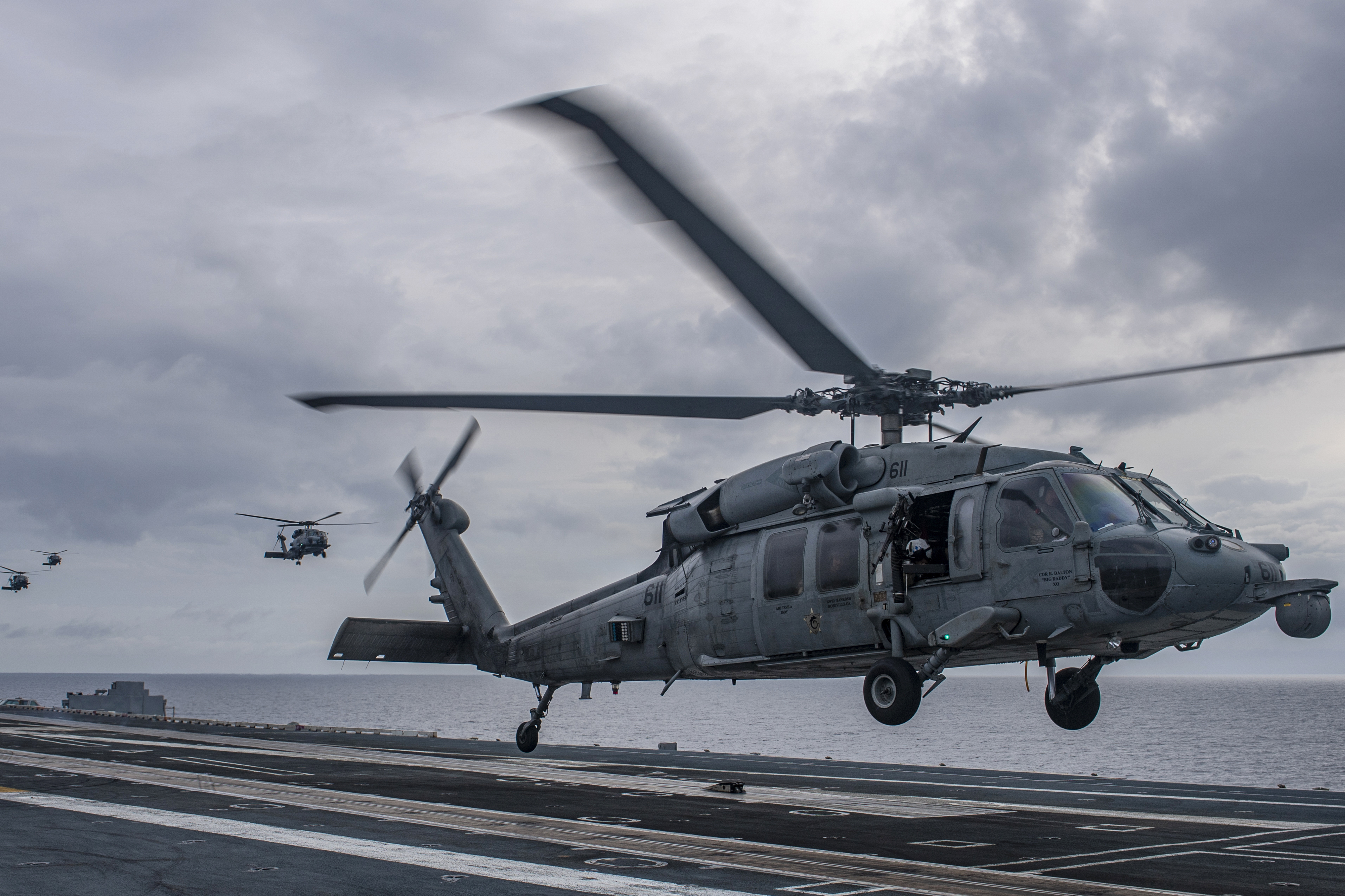 미국 해군 7함대가 12일(현지시간) 남중국해에서 원정타격군 훈련을 하는 가운데 핵항공모함 니미츠에서 MH-60S 씨호크 헬기가 이륙하고 있다. AP 연합뉴스