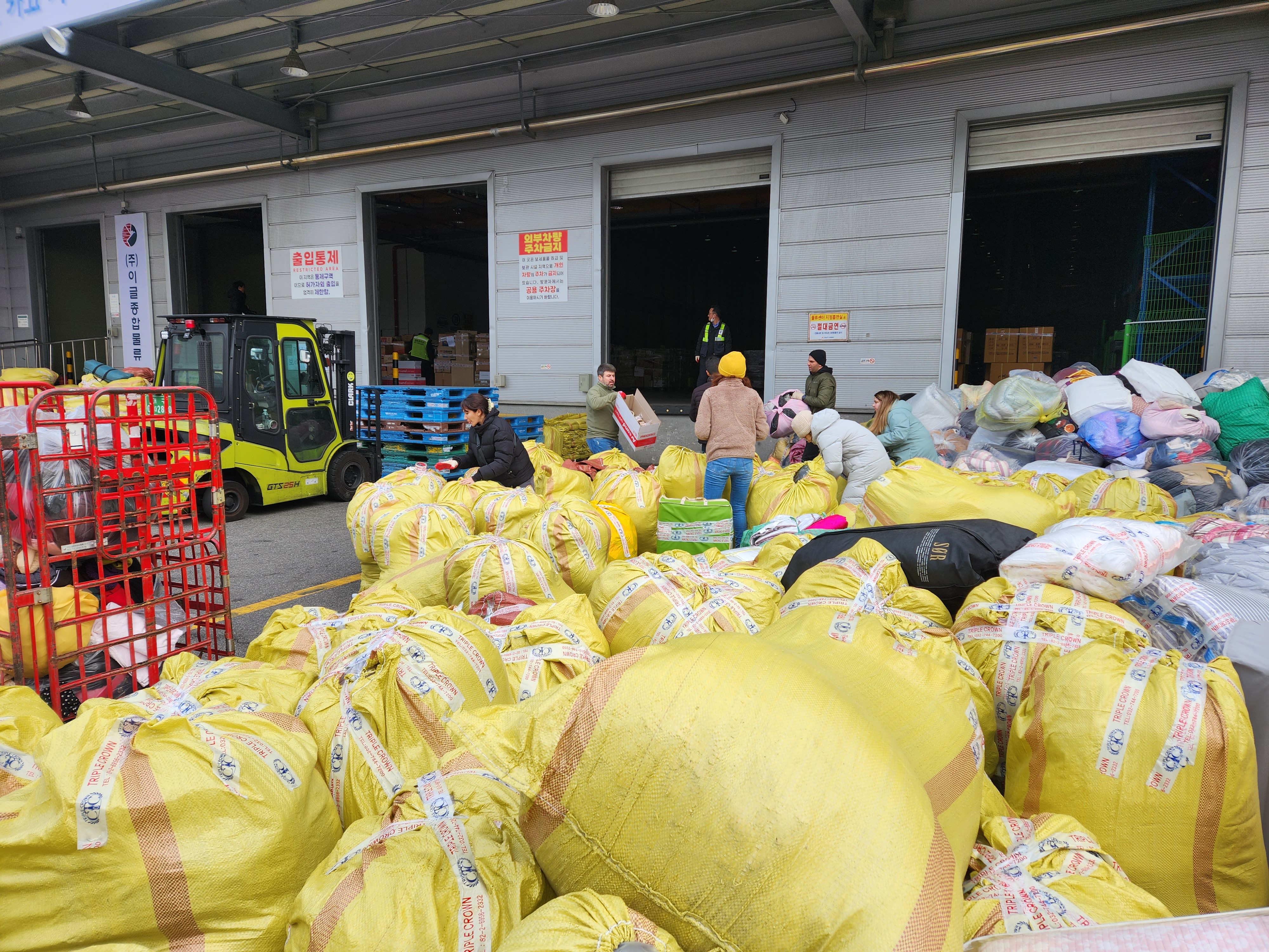 13일 인천 중구 물류센터에 튀르키예 대지진 이재민을 돕기 위해 시민들이 보낸 구호 물품이 쌓여 있다.