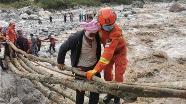 지난해 9월 쓰촨 루딩현 지진 당시 피해자 구조 모습. 연합뉴스
