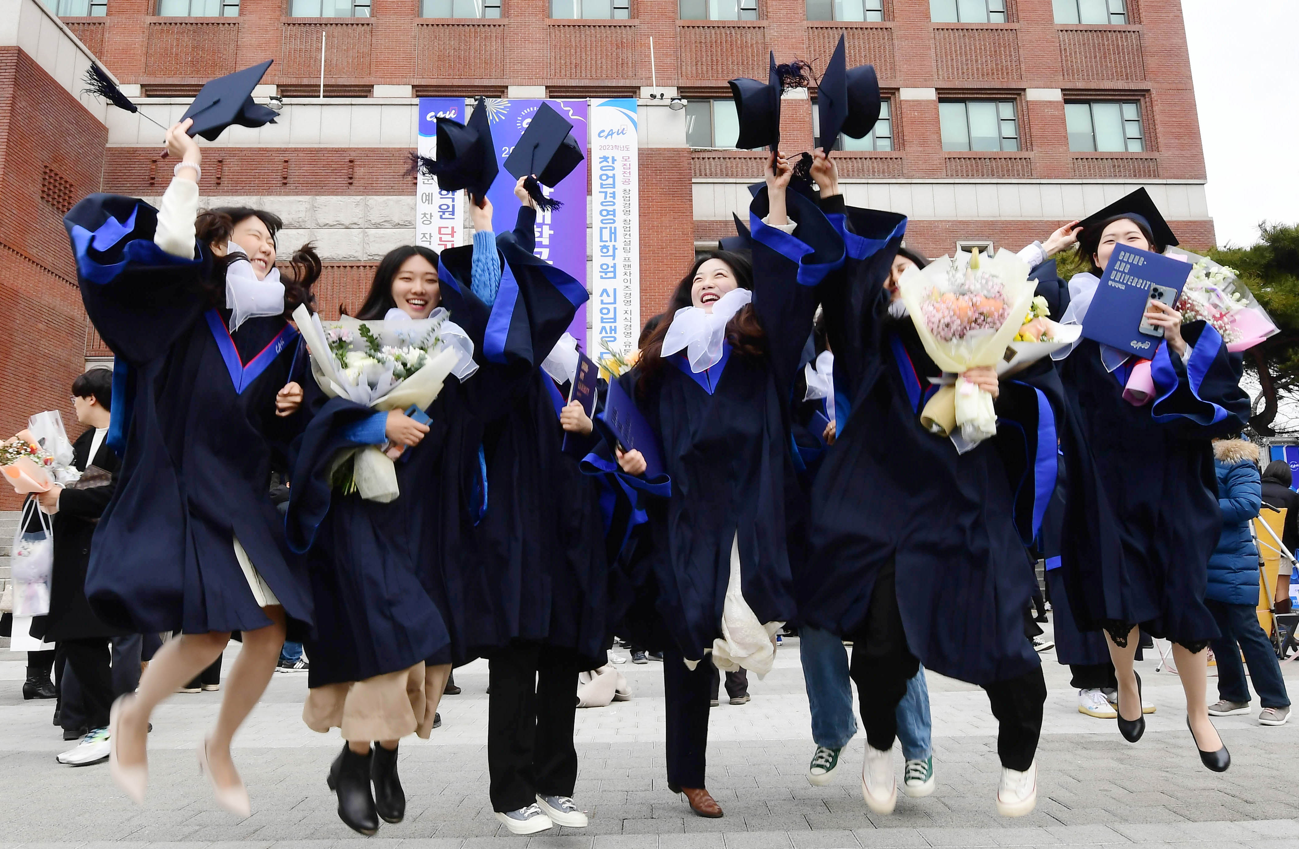 13일 서울 동작구 중앙대학교에서 열린 학위수여식에서 졸업생들이 학사모를 던지며 기념 촬영을 하고 있다. 2023.2.13 홍윤기 기자