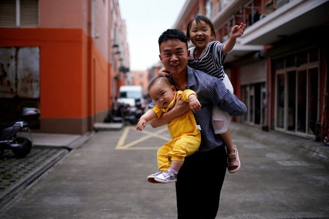 중국에서 한 아버지가 두 딸과 함께 놀이를 즐기고 있다. 로이터 연합뉴스