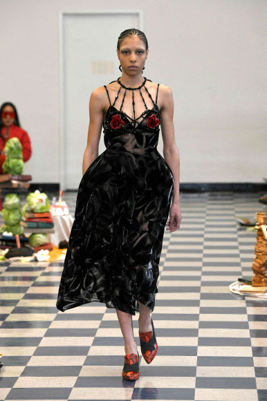 12일(현지시간)  뉴욕 패션 위크 기간에 열린 퍼펫츠 앤 퍼펫츠(Puppets and Puppets) 쇼에서 모델이 컬렉션을 선보이고 있다. 게티/AFP 연합뉴스