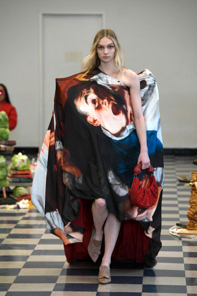 12일(현지시간)  뉴욕 패션 위크 기간에 열린 퍼펫츠 앤 퍼펫츠(Puppets and Puppets) 쇼에서 모델이 컬렉션을 선보이고 있다. 게티/AFP 연합뉴스