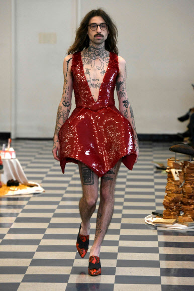 12일(현지시간)  뉴욕 패션 위크 기간에 열린 퍼펫츠 앤 퍼펫츠(Puppets and Puppets) 쇼에서 모델이 컬렉션을 선보이고 있다. 게티/AFP 연합뉴스