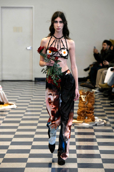 12일(현지시간)  뉴욕 패션 위크 기간에 열린 퍼펫츠 앤 퍼펫츠(Puppets and Puppets) 쇼에서 모델이 컬렉션을 선보이고 있다. 게티/AFP 연합뉴스