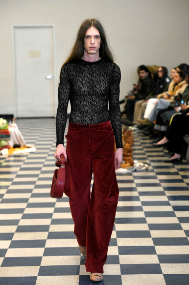 12일(현지시간)  뉴욕 패션 위크 기간에 열린 퍼펫츠 앤 퍼펫츠(Puppets and Puppets) 쇼에서 모델이 컬렉션을 선보이고 있다. 게티/AFP 연합뉴스