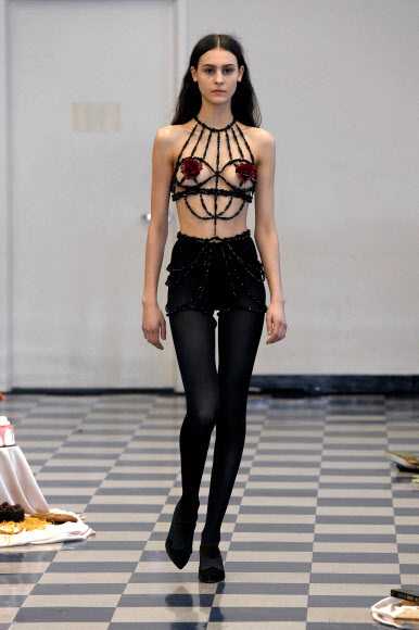 12일(현지시간)  뉴욕 패션 위크 기간에 열린 퍼펫츠 앤 퍼펫츠(Puppets and Puppets) 쇼에서 모델이 컬렉션을 선보이고 있다. 게티/AFP 연합뉴스