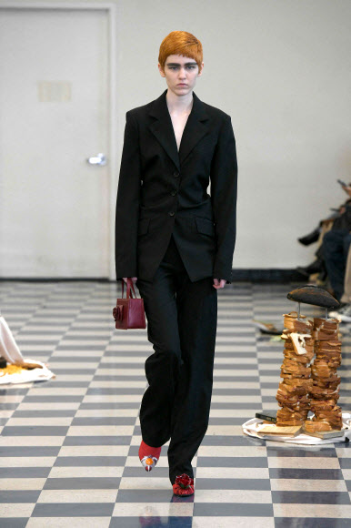 12일(현지시간)  뉴욕 패션 위크 기간에 열린 퍼펫츠 앤 퍼펫츠(Puppets and Puppets) 쇼에서 모델이 컬렉션을 선보이고 있다. 게티/AFP 연합뉴스