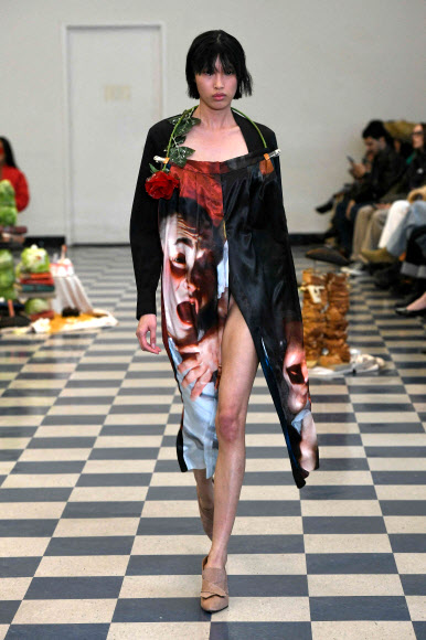 12일(현지시간)  뉴욕 패션 위크 기간에 열린 퍼펫츠 앤 퍼펫츠(Puppets and Puppets) 쇼에서 모델이 컬렉션을 선보이고 있다. 게티/AFP 연합뉴스