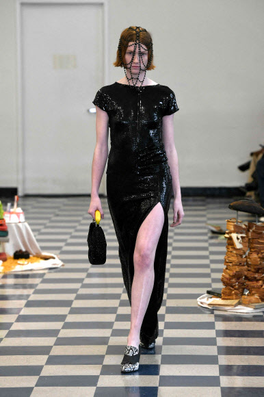 12일(현지시간)  뉴욕 패션 위크 기간에 열린 퍼펫츠 앤 퍼펫츠(Puppets and Puppets) 쇼에서 모델이 컬렉션을 선보이고 있다. 게티/AFP 연합뉴스