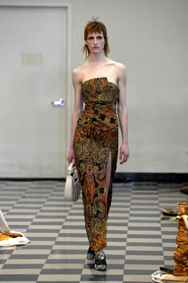 12일(현지시간)  뉴욕 패션 위크 기간에 열린 퍼펫츠 앤 퍼펫츠(Puppets and Puppets) 쇼에서 모델이 컬렉션을 선보이고 있다. 게티/AFP 연합뉴스