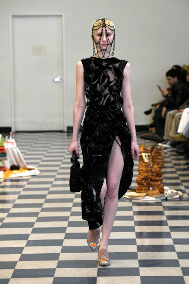 12일(현지시간)  뉴욕 패션 위크 기간에 열린 퍼펫츠 앤 퍼펫츠(Puppets and Puppets) 쇼에서 모델이 컬렉션을 선보이고 있다. 게티/AFP 연합뉴스